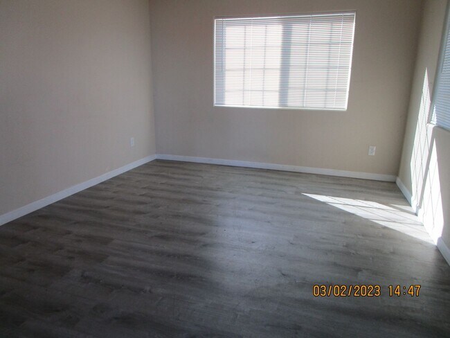 Building Photo - East Bakersfield House