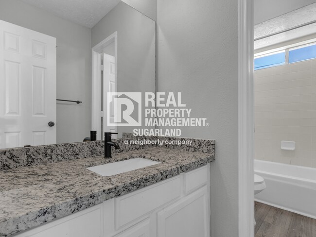 Building Photo - Executive Living in the Heart of Sugar Land