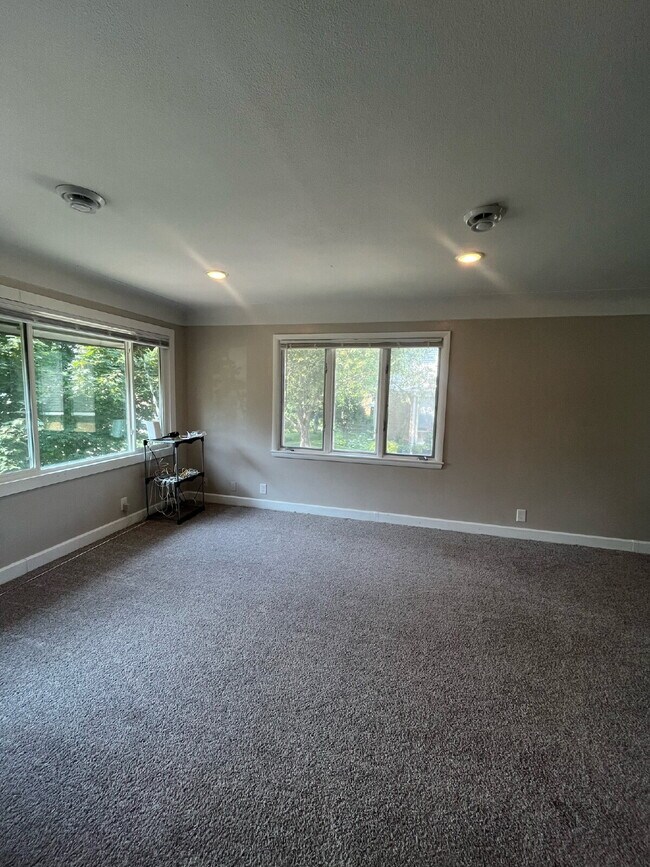 Building Photo - Spacious 4BR/3BA Home w/ Bonus Room, Porch...