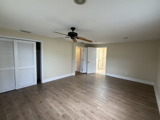Building Photo - 104 Oakwood Ave