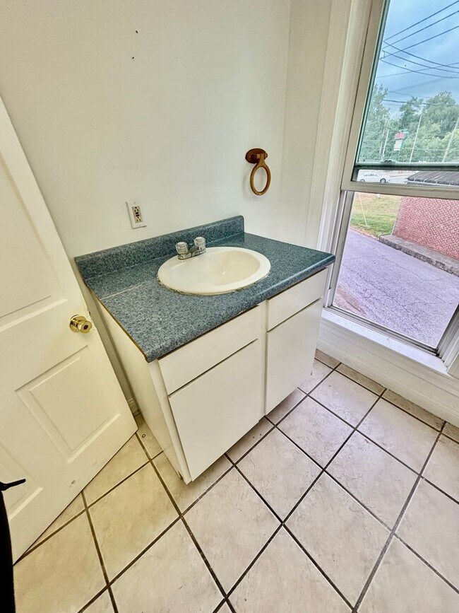 Building Photo - For Rent: Downtown 1 Bedroom Apartment – $850/month