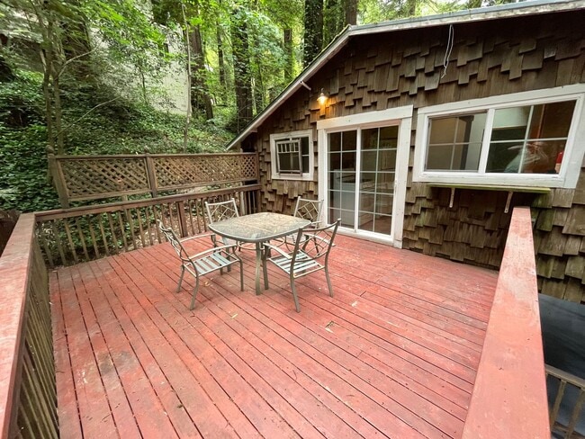 Building Photo - One bedroom Private Hilltop home washer, d...