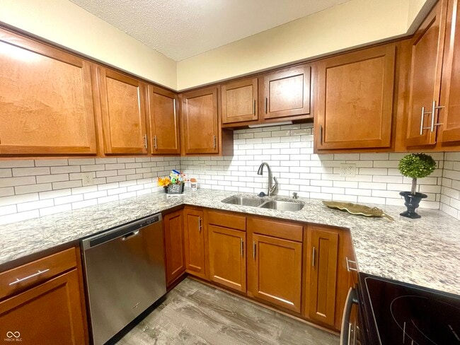 Building Photo - 5505 N Austin Dr