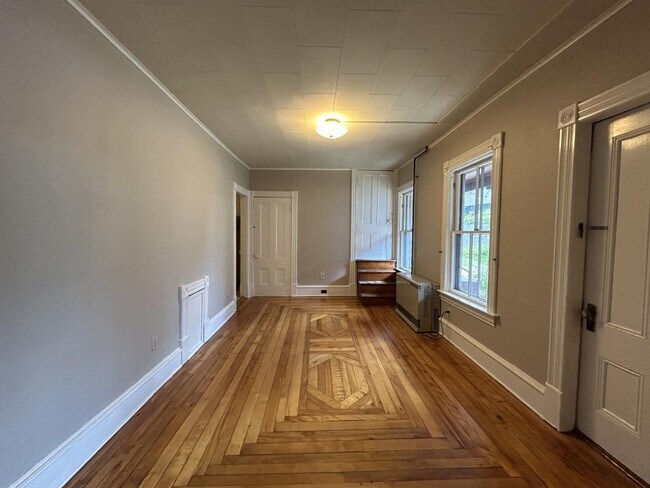 Building Photo - 14 Crombie St