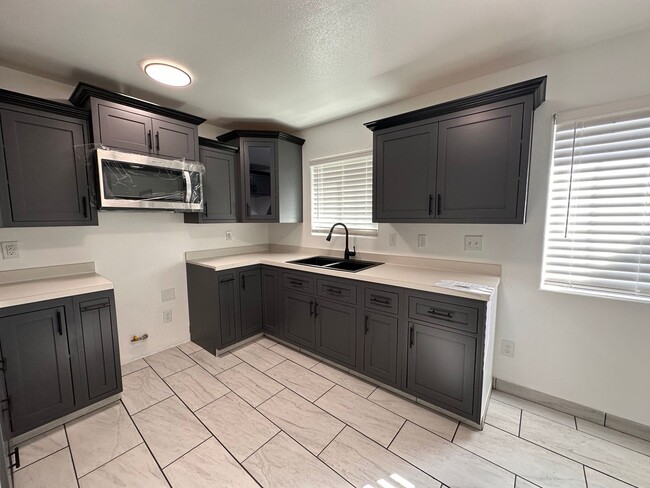 Building Photo - Beautiful 2 Bed 2 Bath duplex in Ontario