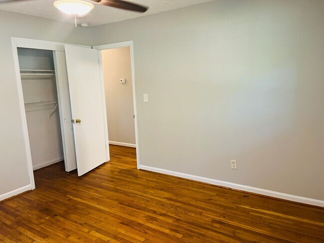 Building Photo - Cute cottage! 3 bed, 2 full bath, large bo...