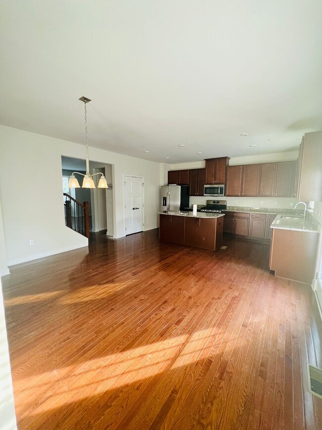 Building Photo - 1303 Samuel Dr