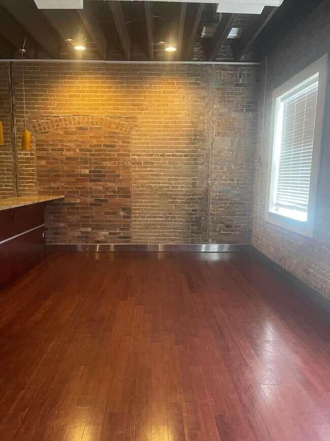 Building Photo - 1/2 off 1st Months rent!!! Chic Downtown Loft – 2 Bed | 1 Bath | Heart of Springfield!