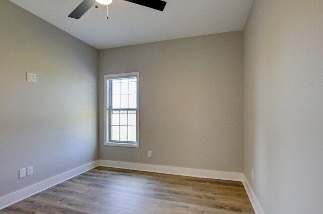Building Photo - 102 Riverbend Dr