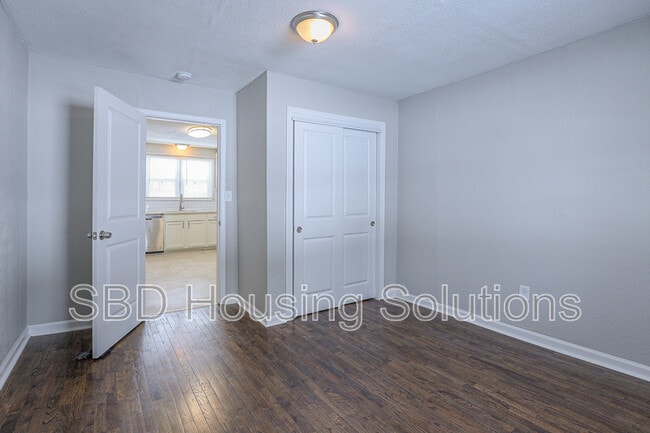 Building Photo - 312 N Ash Ave