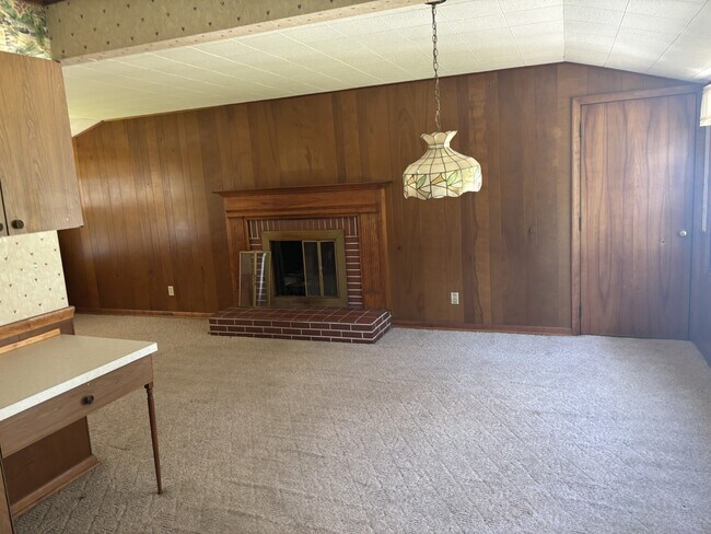 Building Photo - 412 Joan Ave SE