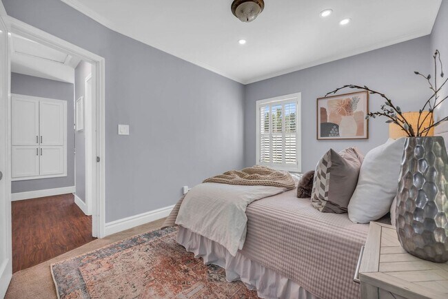 Building Photo - Stunning Single Family Home In Excellent L...