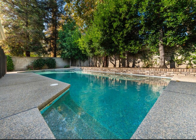 Building Photo - 585 E Chesapeake Cir