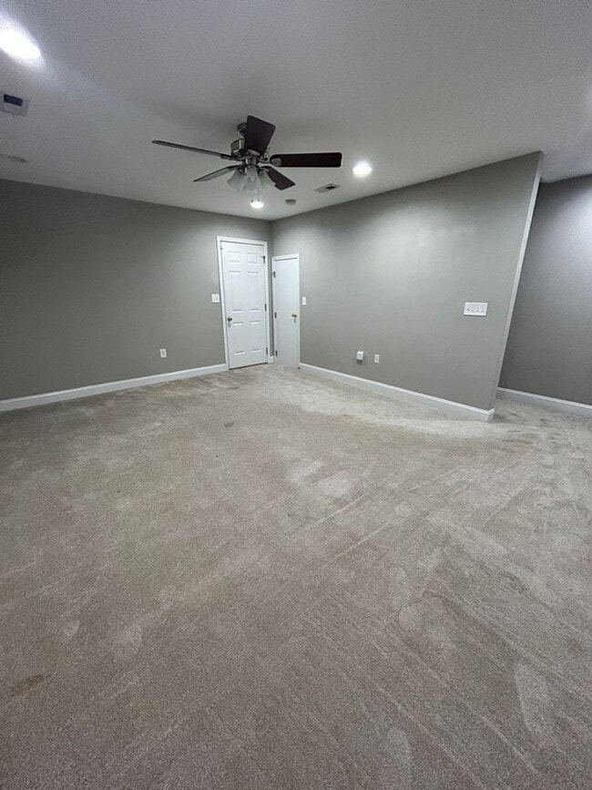 Building Photo - Like New Townhome in Old SW! Close to Cari...