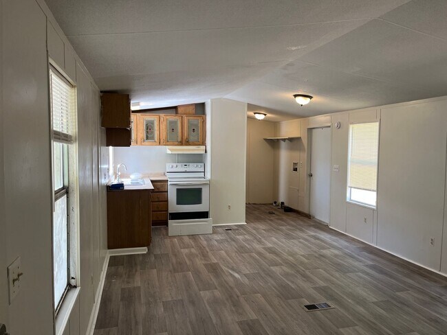 Building Photo - 3 Bed, 1 Bath Trailer