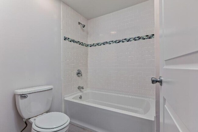 Building Photo - 1006 Tremont St
