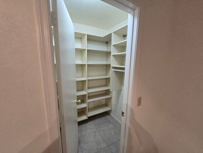 Building Photo - 1120 N Val Vista Dr