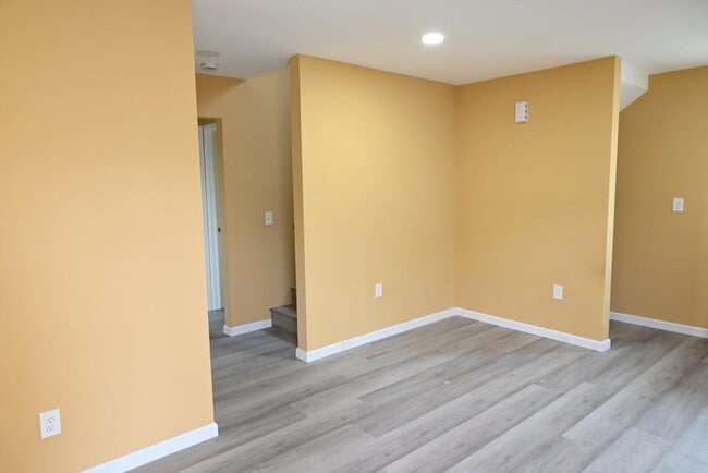 Building Photo - 10701 1/2 Doty Ave