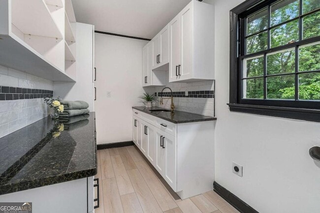 Building Photo - 788 Sherwood Rd N W