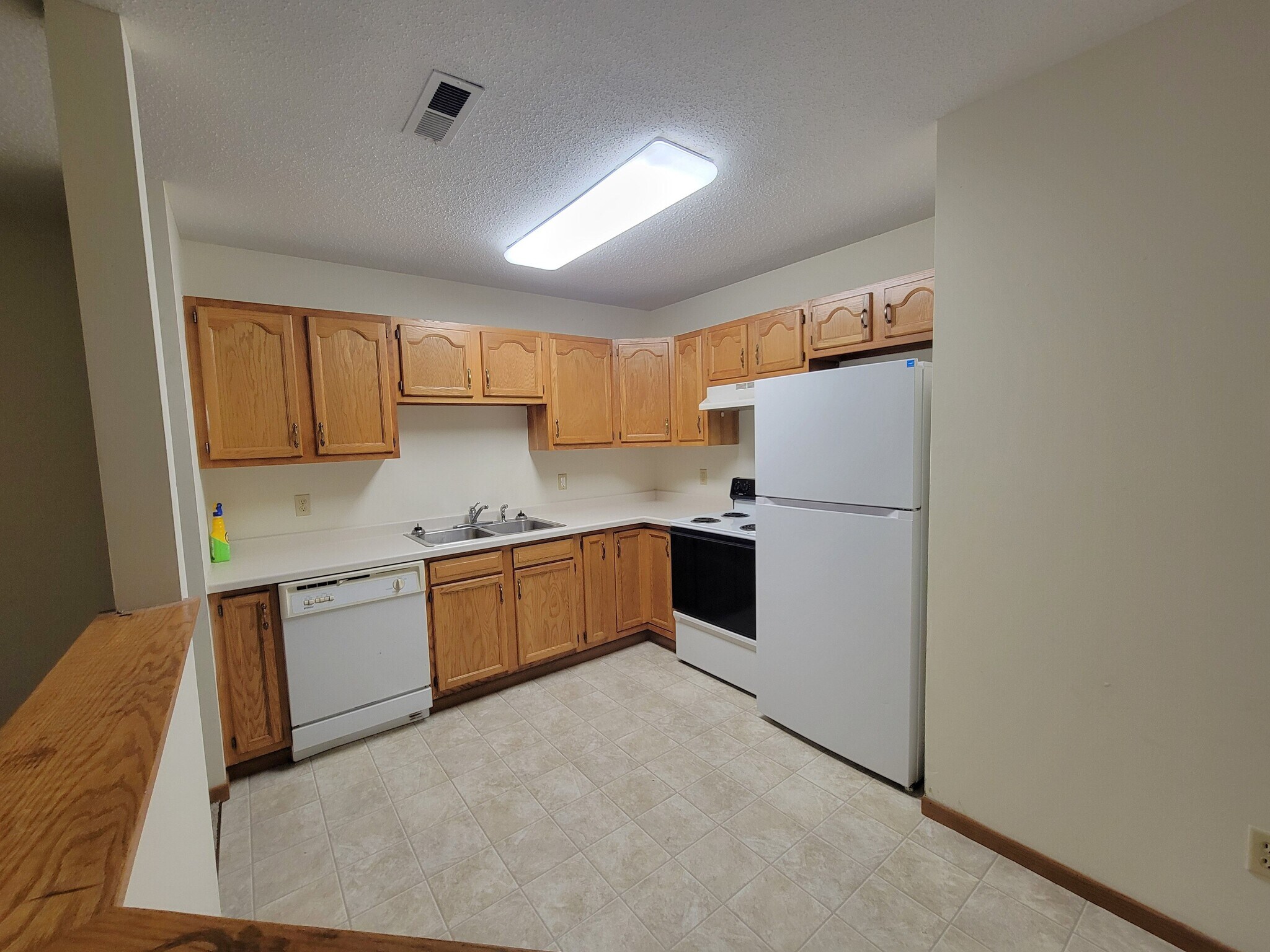 Building Photo - 855 Highview Dr