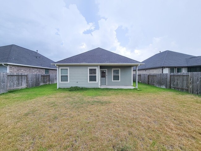 Building Photo - Discover this charming single-story home, ...