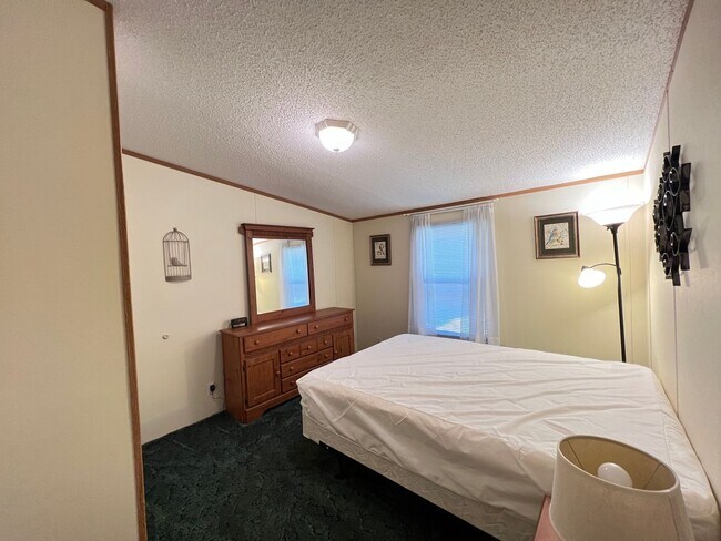 Building Photo - Fully Furnish with a relaxing LAKE access!
