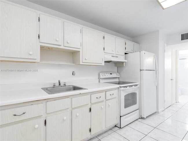 Building Photo - 2025 Miami Rd