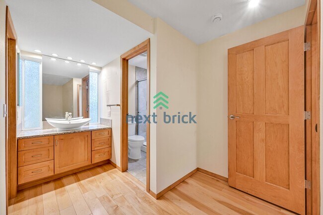 Building Photo - Beautiful 6-Bedroom Home on a Quiet Cul-de...