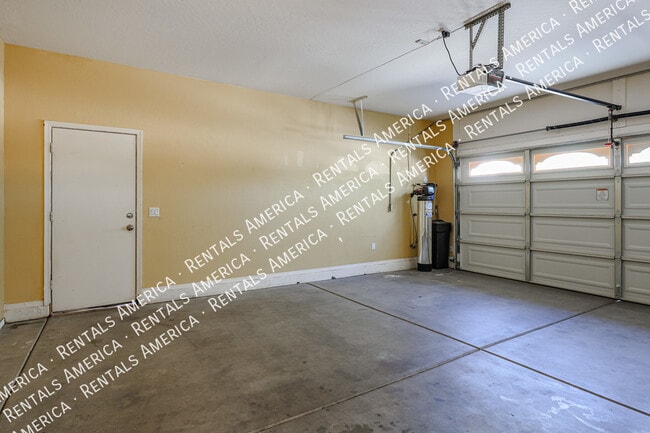 Building Photo - *$500 off the 1st full month's rent with a...