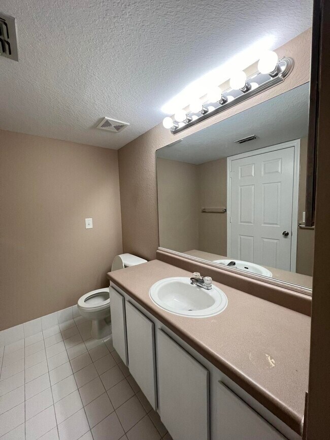 Building Photo - 181 SW Palm Dr