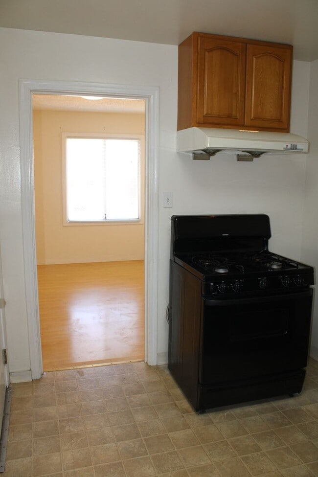 Building Photo - ***COMING SOON*** Three Bedroom, 1 1/2 Bathroom House with 2 Garages and Side Yard Access in Pitt...