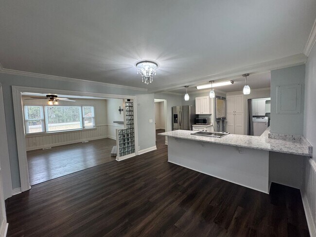 Building Photo - Cozy Home with Upgraded Finishes