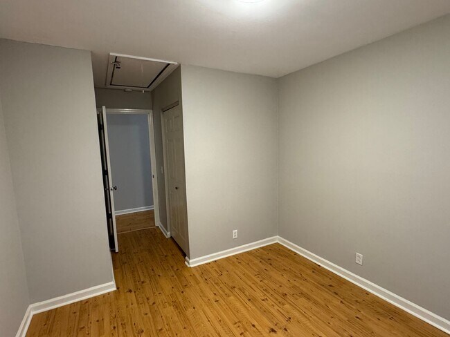 Building Photo - Remodeled ranch at end of street