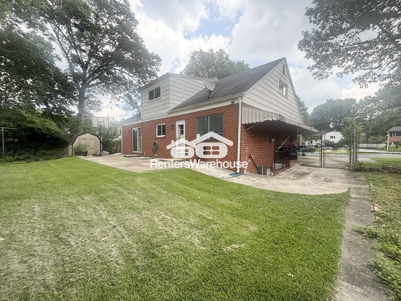 Building Photo - 305 Charlton Ct