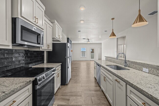 Building Photo - **MOVE IN SPECIAL** Stunning Townhomes in Frenship ISD!
