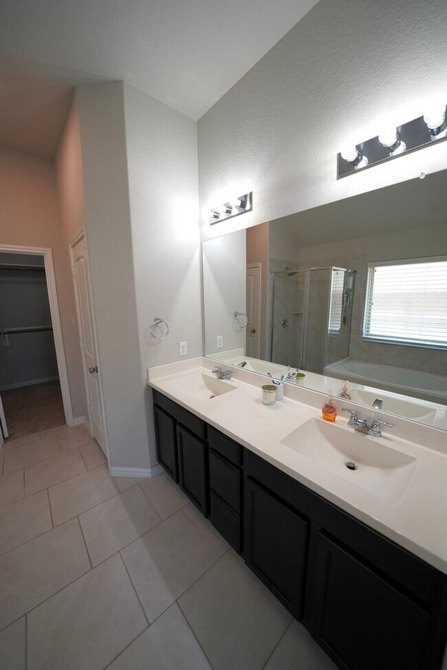Building Photo - Immaculate First Time Rental in Potranco Run!