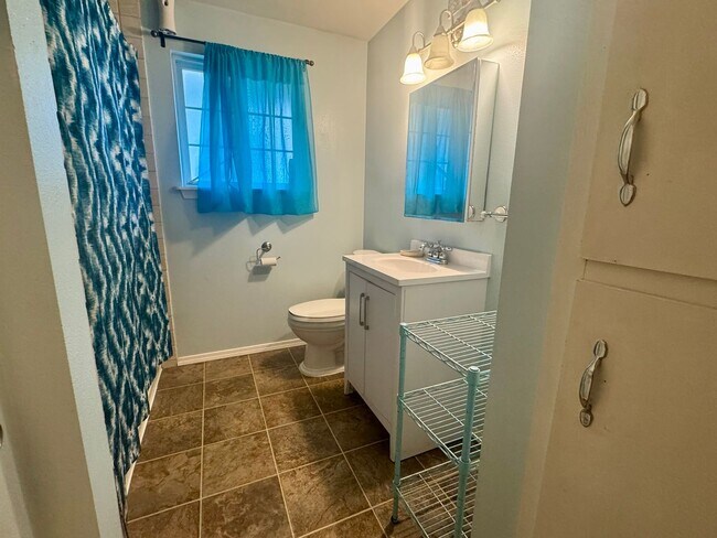 Building Photo - Charming 3-Bedroom Home in Lakewood with Spacious Yard & Modern Comforts