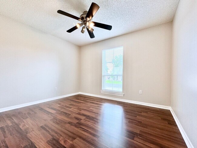 Building Photo - Serene 3BR Home in Peaceful Azalea Lakes