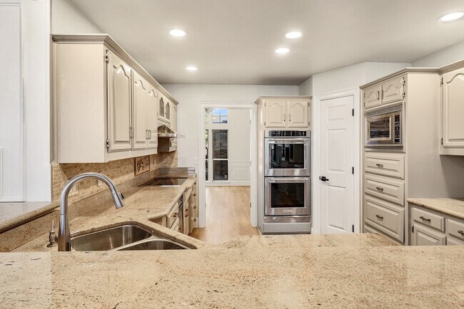 Building Photo - 2912 Bluffview Dr