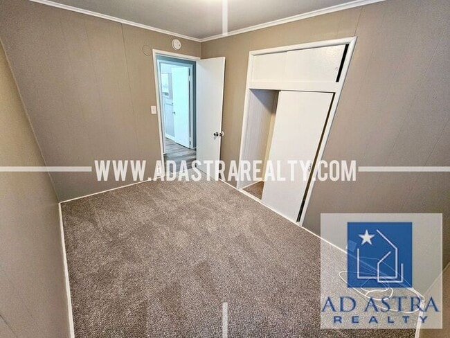 Building Photo - 3 Bedroom 1 Bathroom Home in Gladstone-Ava...