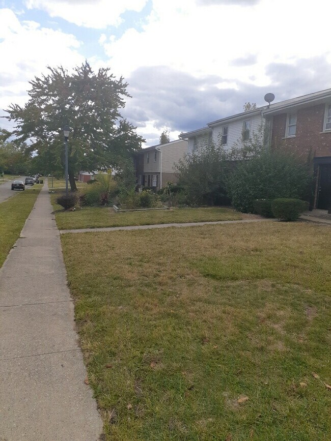 Building Photo - 10893 Birchridge Dr