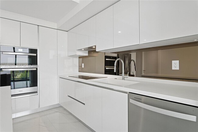 Building Photo - 1170 E Hallandale Beach Blvd