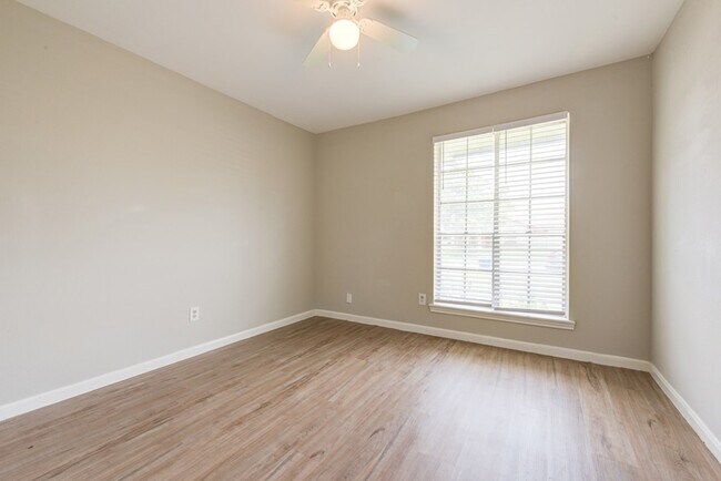 Building Photo - 2035 Deerhurst Ln