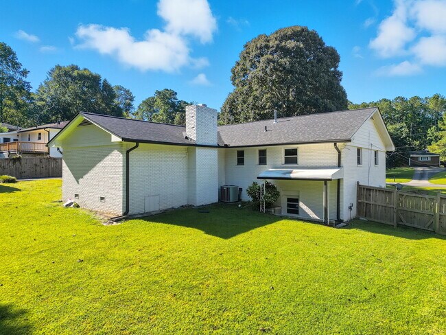Building Photo - 107 Douglas Dr SE