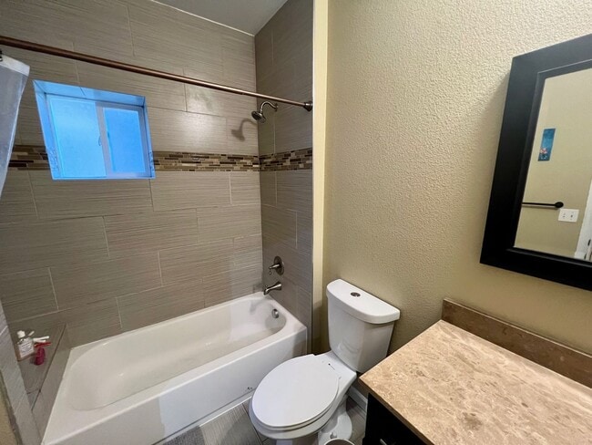 Building Photo - Santa Fe Arts District Gem, 3bed x 2 bath