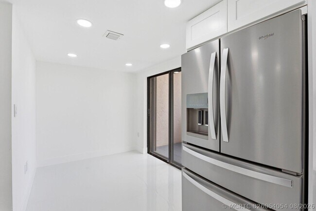 Building Photo - 1222 Hillsboro Mile