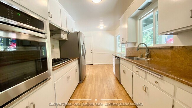 Building Photo - Lovely and RARE 3/2 single level home in O...