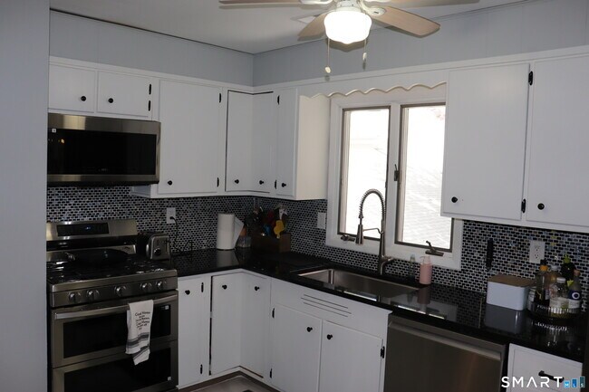 Building Photo - 442 Surrey Ln