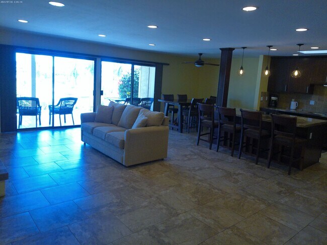 Building Photo - Charming Golf Course Condo for Rent – Residential Estates