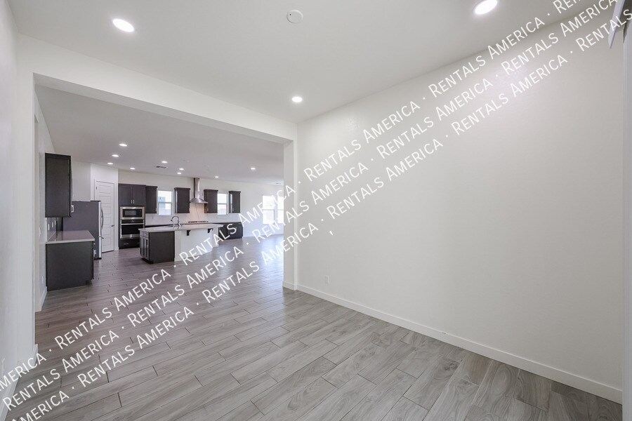 Building Photo - 1530 E San Carlos Way